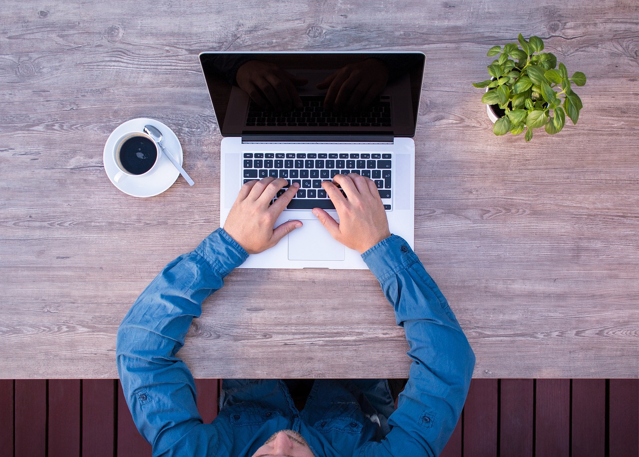 laptop, business man, from above-2838918.jpg